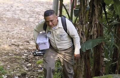 Promotor de salud visita comunidad