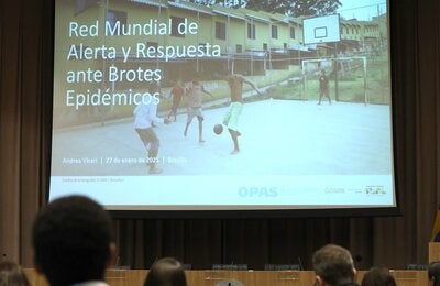 Participantes assistem apresentação sobre surtos durante o treinamento