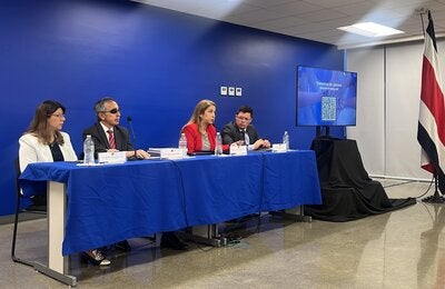 Ministra de Salud y autoridades durante la presentación de los planes