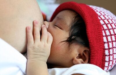madre brindando lactancia materna a su hijo recién nacido