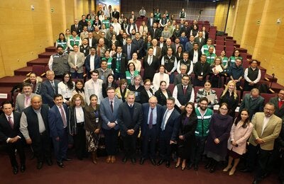 Foto grupal de autoridades y participantes de la Reunión Nacional del Servicio Nacional de Salud Pública