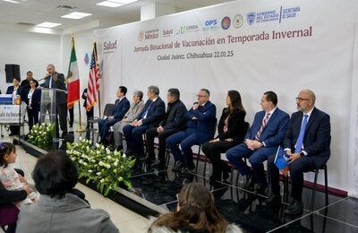 Autoridades binacionales de Estados Unidos y México sentados en presidium durante el lanzamiento de la Jornada Binacional de Vacunación en Chihuahua 