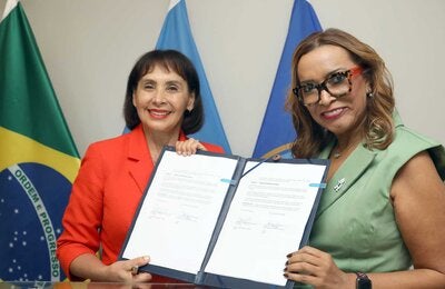 Socorro Gross, representante da OPAS e da OMS no Brasil e Marlene Oliveira, presidenta do Instituto Lado a Lado pela Vida