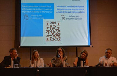 Mesa de abertura do evento com cinco convidados