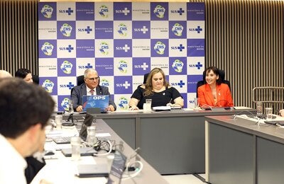 Cristian Morales, Fernanda Magano e Socorro Gross participam de mesa diretora do CNS