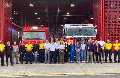 Participantes e instructores posan para la fotografía grupal