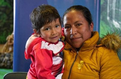 Nancy, junto a su hijo Keyner, beneficiario de los medicamentos esenciales contra el cáncer infantil.