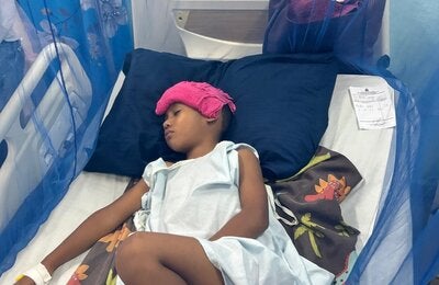 paciente pediátrica es atendida en sala de estabilización de dengue
