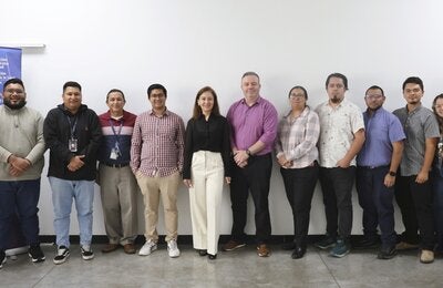 Profesionales del taller ESAVI en El Salvador