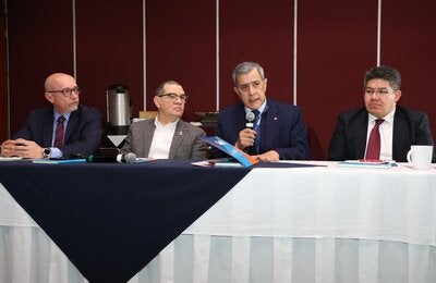 El director del CENAPRECE, el representante de la OPS/OMS en México y otros participantes de la inauguración del taller regional de Hearts en México