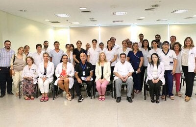Foto de autoridades y del equipo de salud del hospital. 