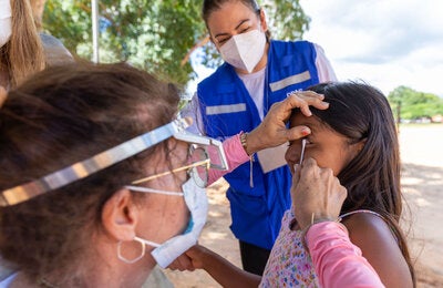 Menina está sendo examinada para detectar a doença do tracoma