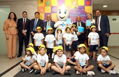 Autoridades e crianças no lançamento