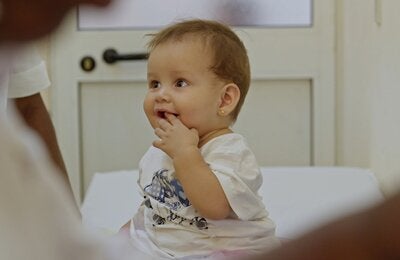 Bebé cubana lista para vacunarse