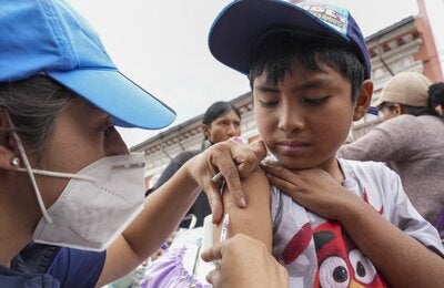 Brigadista inmuniza a niño durante Semana de Vacunación de las Américas
