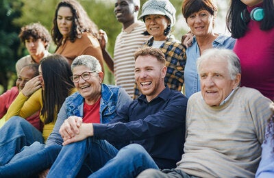 Grupo de pessoas de várias idades