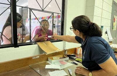 personal de farmacia dispensando medicamentos