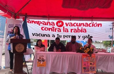 funcionaria de OPS en inauguración de campaña de vacunación antirrábica