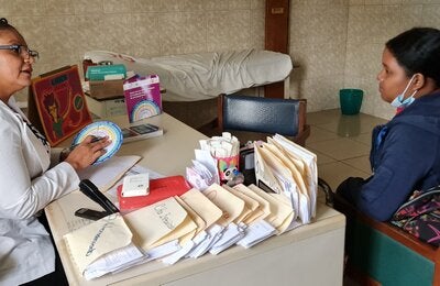 personal de salud explica a usuaria sobre planificacion familiar