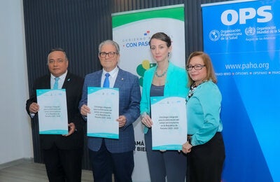 Fotografía de autoridades en Panamá durante el lanzamiento de la estrategia de eliminación del cáncer cervicouterino hacia el 2029.