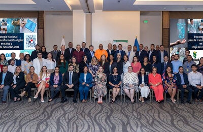 Fotografía grupal del lanzamiento de la Estrategia Nacional para la Transformación Digital del Sector Salud.
