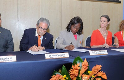 Fotografía de mesa principal con la participación de autoridades en el Lanzamiento del Plan de Aceleración para Detener la Obesidad (PADO).