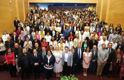 Foto grupal de más 300 personas participantes en la Reunión Nacional de Responsables en Vacunación, Epidemiología y Violencia Sexual