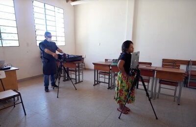 mujer es examinada para tuberculosis