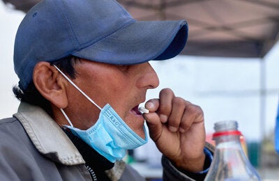 Un paciente toma por vía oral tratamiento contra la tuberculosis