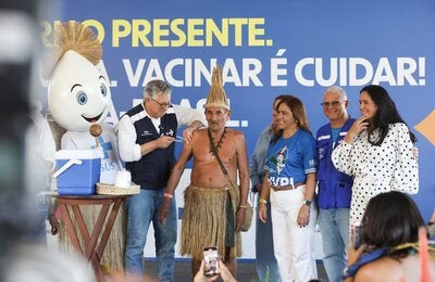 Ministro da Saúde do Brasil vacinando indigena