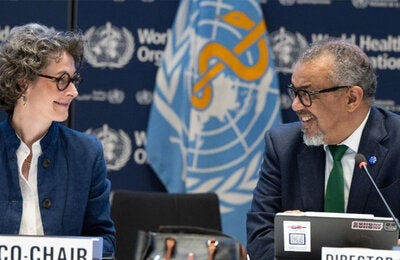 O diretor geral da OMS, Tedros Adhanom Ghebreyesus, e a copresidente do INB e embaixadora Francesa para a Saúde Global, Anne-Claire Amprou.