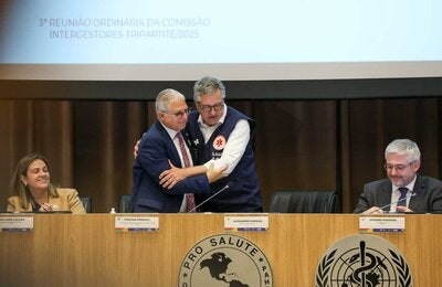 Cumprimento entre o Representante da OPAS/OMS no Brasil e o Ministro da Saúde no país