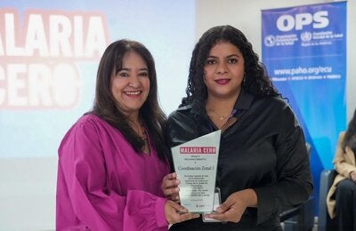 Sonia Quezada, representante de OPS/OMS en Ecuador hace la entrega de uno de los reconocimientos a la representante de la Coordinación Zonal 1 de Salud