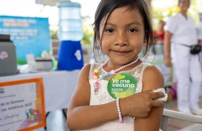 Niña es vacunada en SVA Ocotepeque
