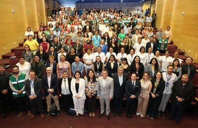 Personal de salud de las 32 entidades y autoridades posando en una fotografía grupal.