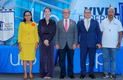 Fotografía grupal de autoridades participantes en conversatorio "Comienzos Saludables, Futuros Esperanzadores: Maternidad y Nacimientos Seguros".