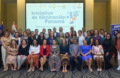 Fotografía grupal de los participantes en el  taller de validación del plan estratégico para la iniciativa de eliminación de enfermedades transmisibles y condiciones relacionadas.