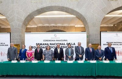 Autoridades del sector salud invitadas a la mesa de presidium para la inauguración de la Semana Nacional de la Seguridad Social