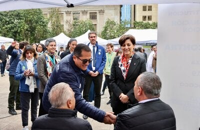 En el marco de la Campaña de Vacunación e Inmunización 2025 y la Semana de Vacunación en las Américas, la ministra de Salud, Dra. Ximena Aguilera junto al Representante de OPS/OMS Chile, Dr, Giovanni Escalante; constataron el funcionamiento de los módulos vacunación habilitados en la Plaza de la Constitución.