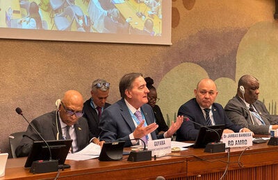 El Dr. Jarbas Barbosa se reunió con los jefes de delegación de los países de las Américas para tratar dos temas cruciales en la agenda de la Asamblea: el acuerdo sobre la pandemia y el presupuesto por programas de la OMS para el bienio 2026-2027, incluida la escala de contribuciones señaladas.