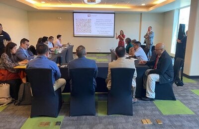 Alcaldes de varias municipalidades durante la reunión con Ministerio de Salud y la OPS