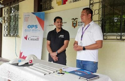 Daniel Antiporta, asesor internacional de OPS Ecuador entrega equipos antropométricos en centro de salud de Santa Elena