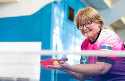 Mulher idosa joga pingue-pongue em Irati, no Paraná