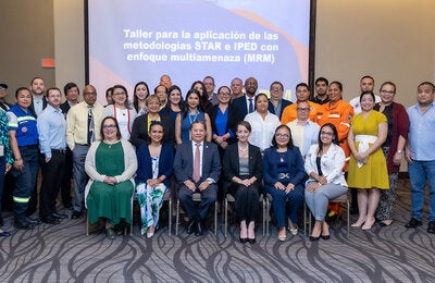 Fotografía grupal de participantes en el taller para la aplicación de las metodologías Herramienta Estratégica para Evaluar los Riesgos (STAR), Índice de Preparativos ante Emergencias y Desastres en Salud (IPED) con enfoque en el Marco de Respuesta Multiamenaza (MRM).