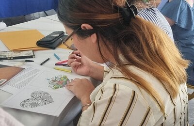 mujer pintando mandalas
