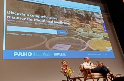 João Paulo Souza, Director of BIREME/PAHO/WHO, presents the WHO Traditional Medicine Global Library (TMGL) at the “Saberes do Cuidado” seminar, part of the Sesc Inspira program, in São Paulo, April 2024.
