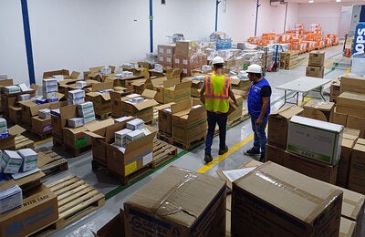 Preparación en el almacén logístico de la OPS de los insumos antes de ser repartidos por todo el territorio nacional