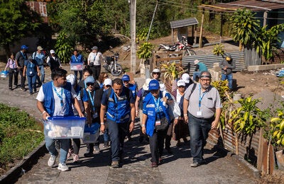Equipe da OPAS visitando comunidades na Região das Américas