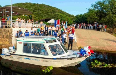 lancha médicamente equipada que fue entregada oficialmente en el puerto de Fuerte Olimpo
