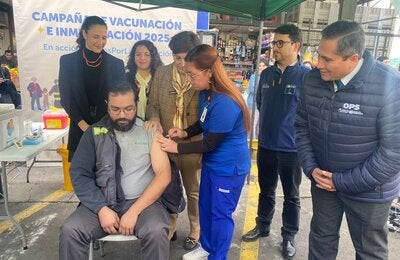 •	Operativo de vacunación extramural en el mercado mayorista Lo Valledor para fortalecer la inmunización contra enfermedades respiratorias.